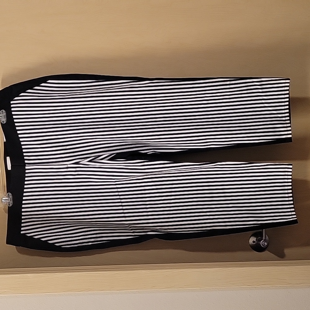 NWT Chico's Striped Skimmer Pants. Black/White. Plus SZ 3.5.  Ultimate Fit.